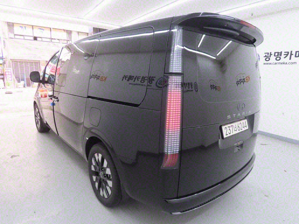 HYUNDAI STARIA 2025
