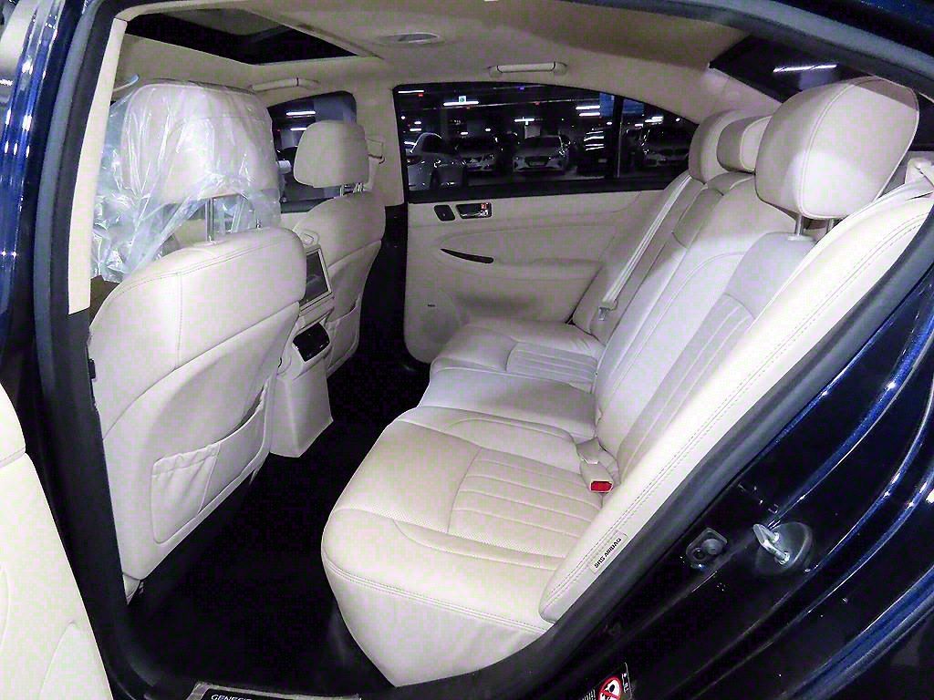 HYUNDAI GENESIS 2011