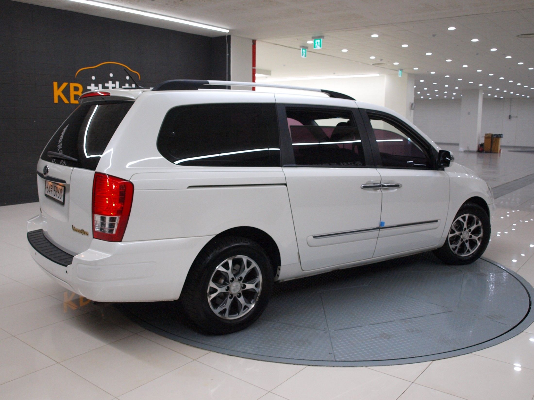 KIA CARNIVAL R 2013