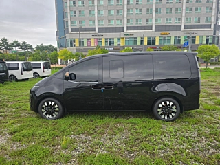 HYUNDAI STARIA 2025