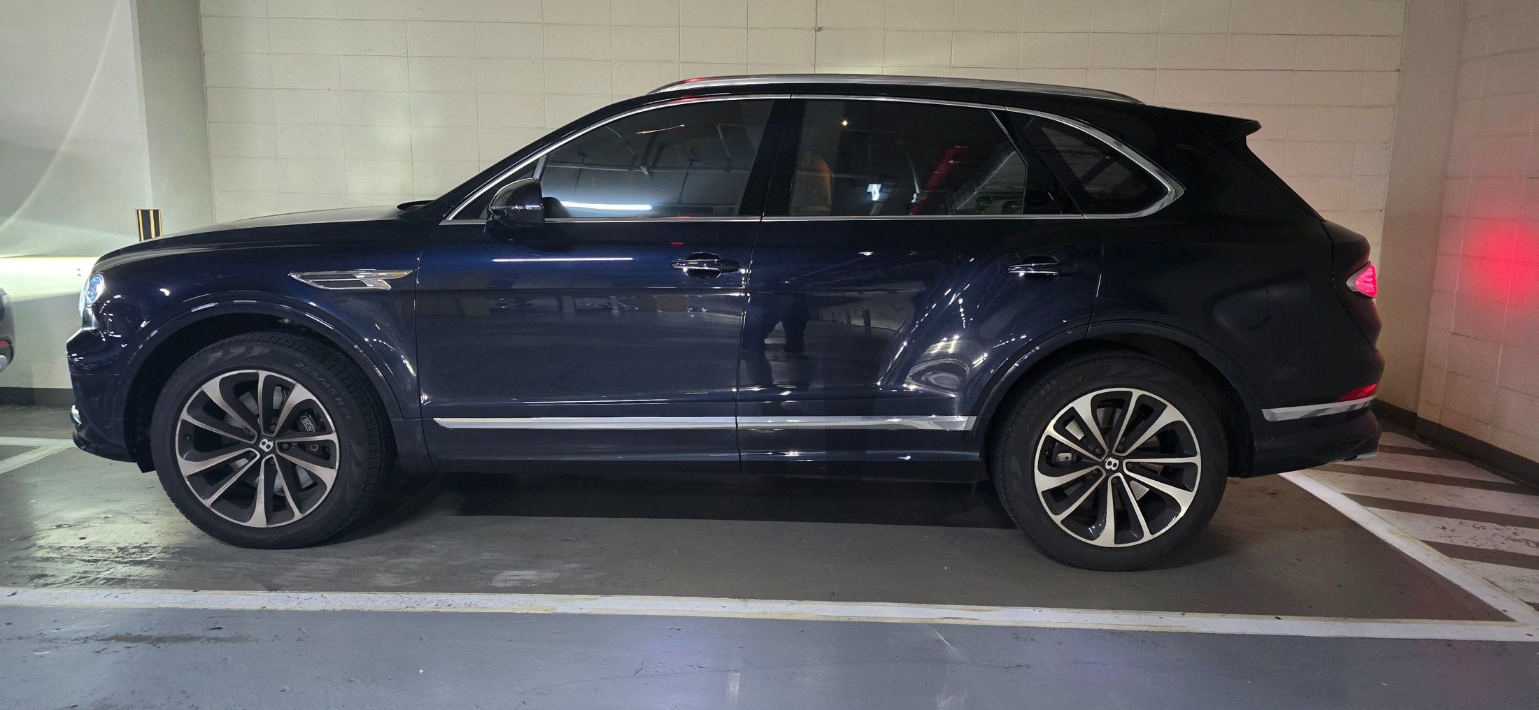 BENTLEY BENTAYGA 2024