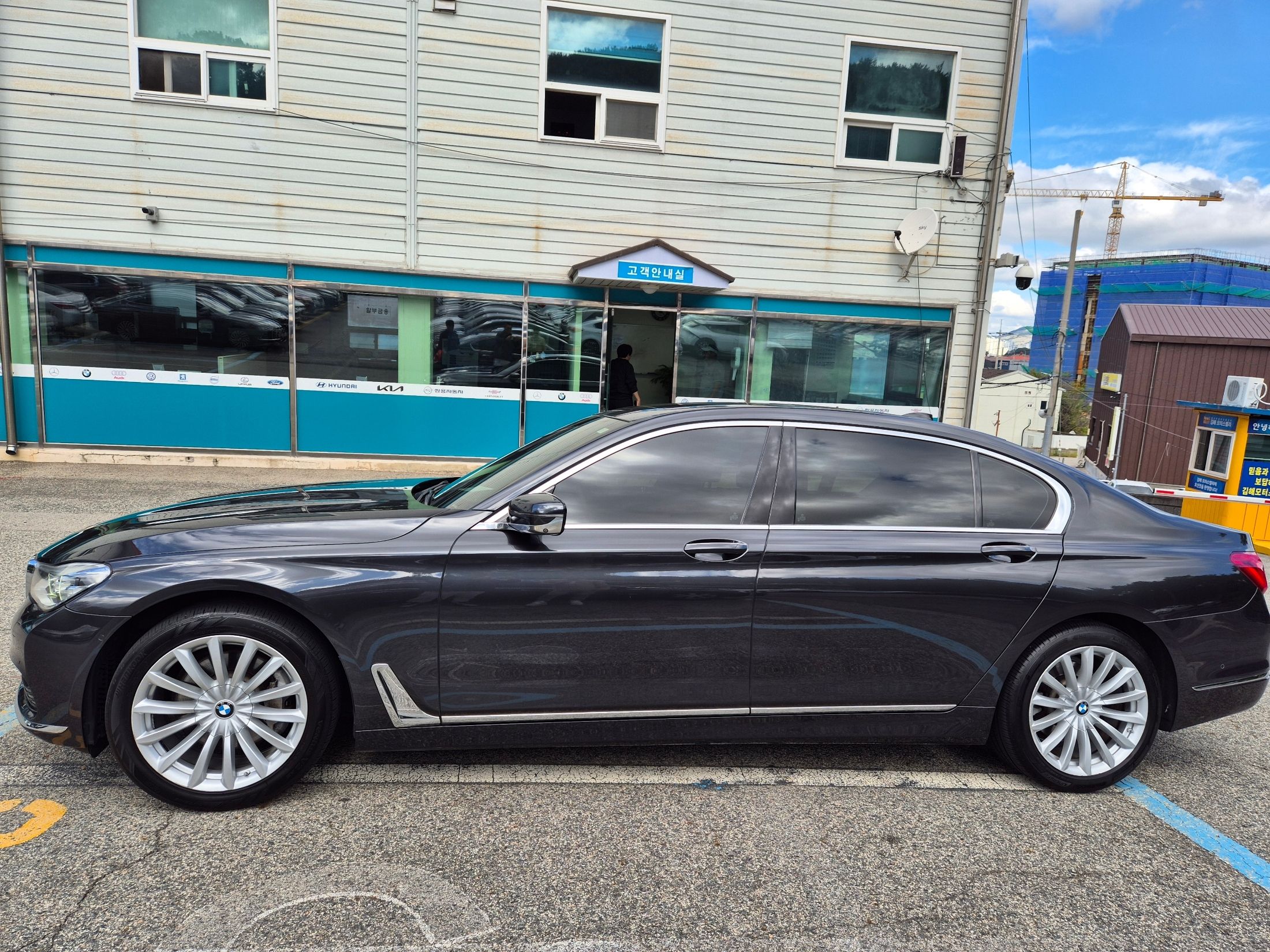 BMW 7-SERIES G11 2016