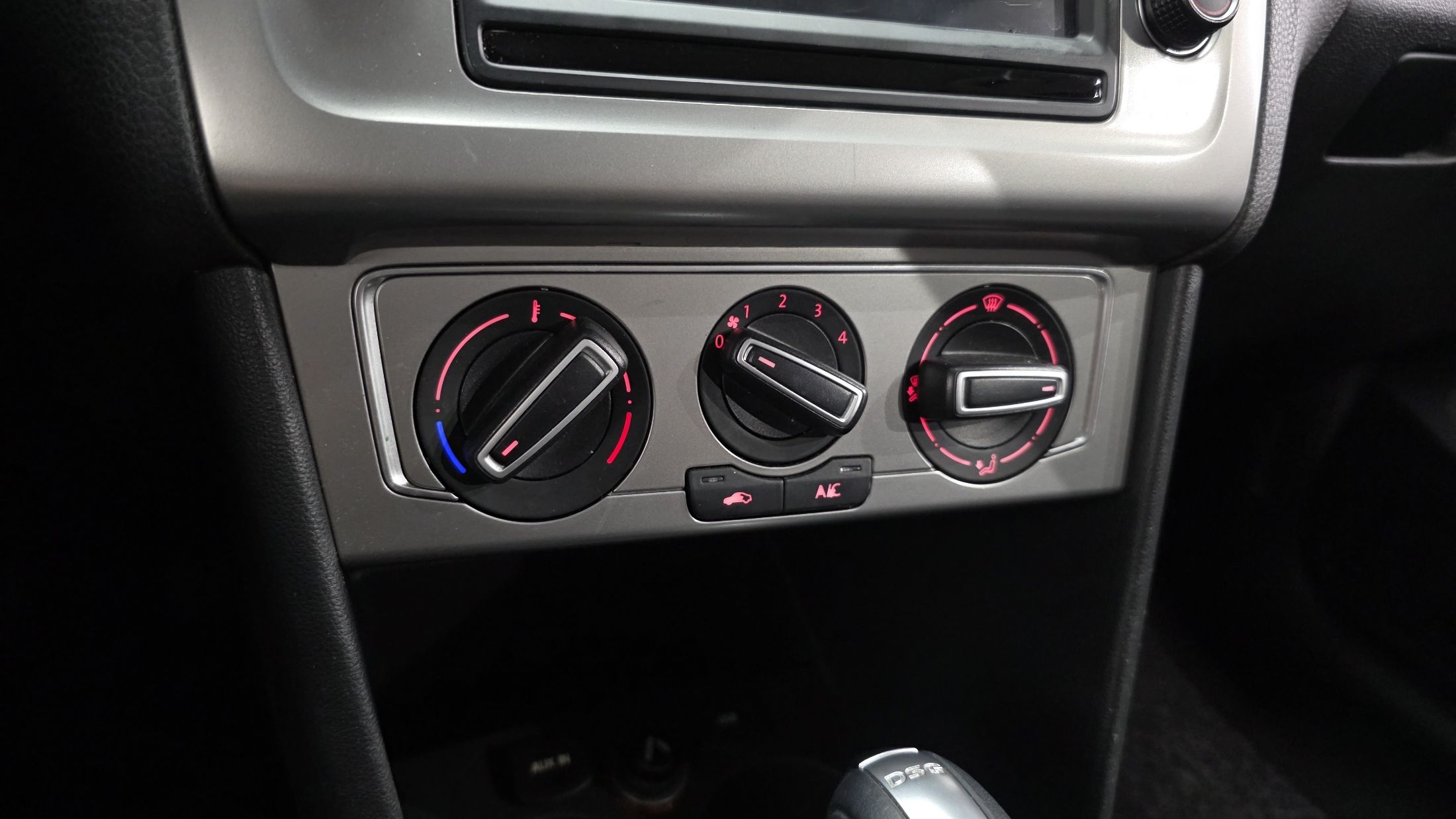 VOLKSWAGEN POLO 2015