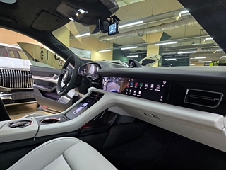 PORSCHE TAYCAN 2023