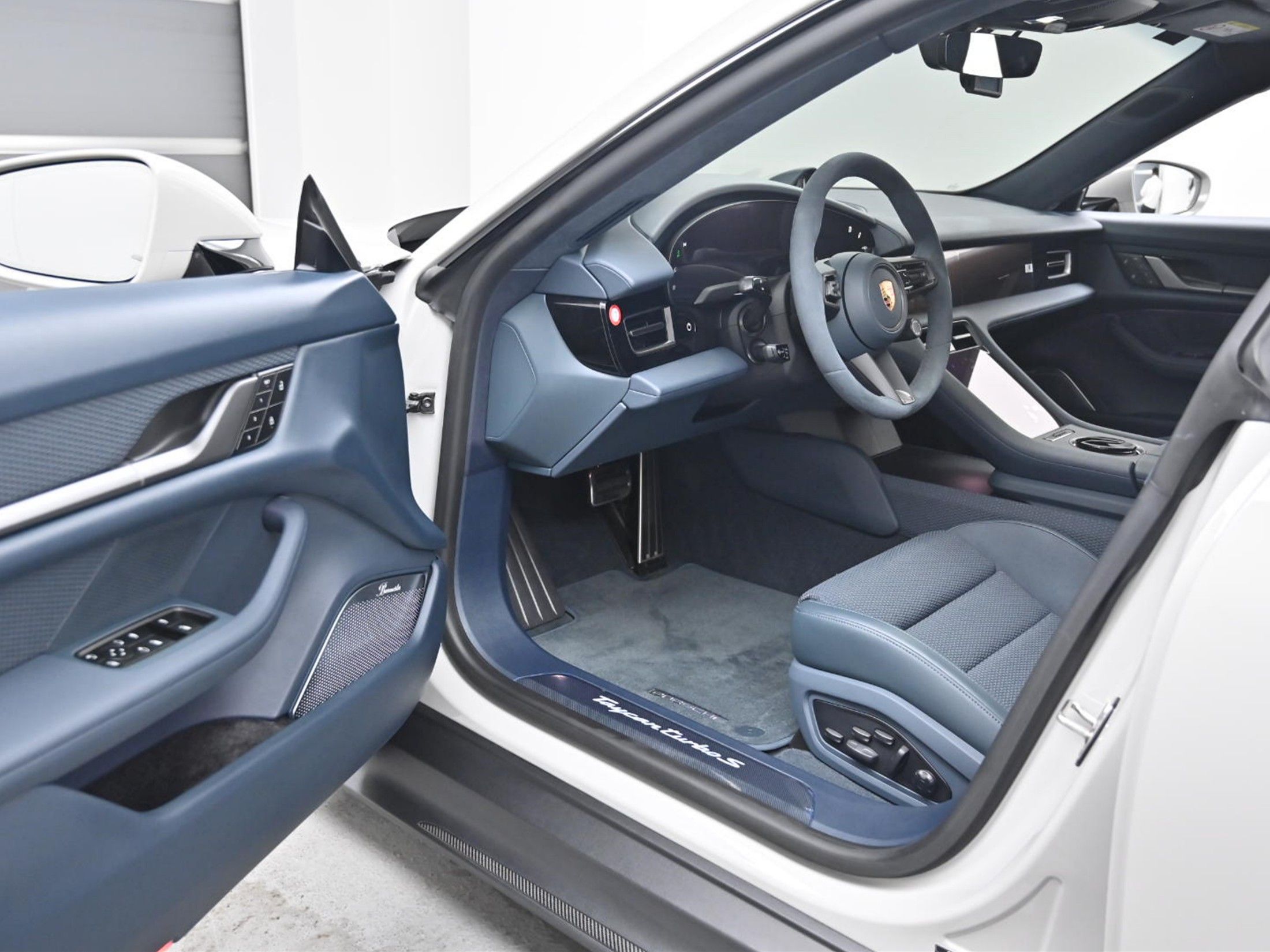 PORSCHE TAYCAN 2024