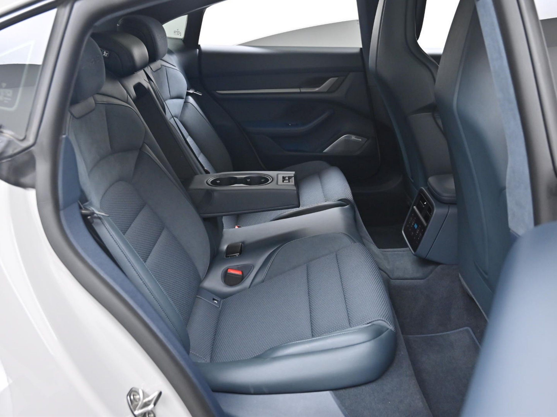 PORSCHE TAYCAN 2024