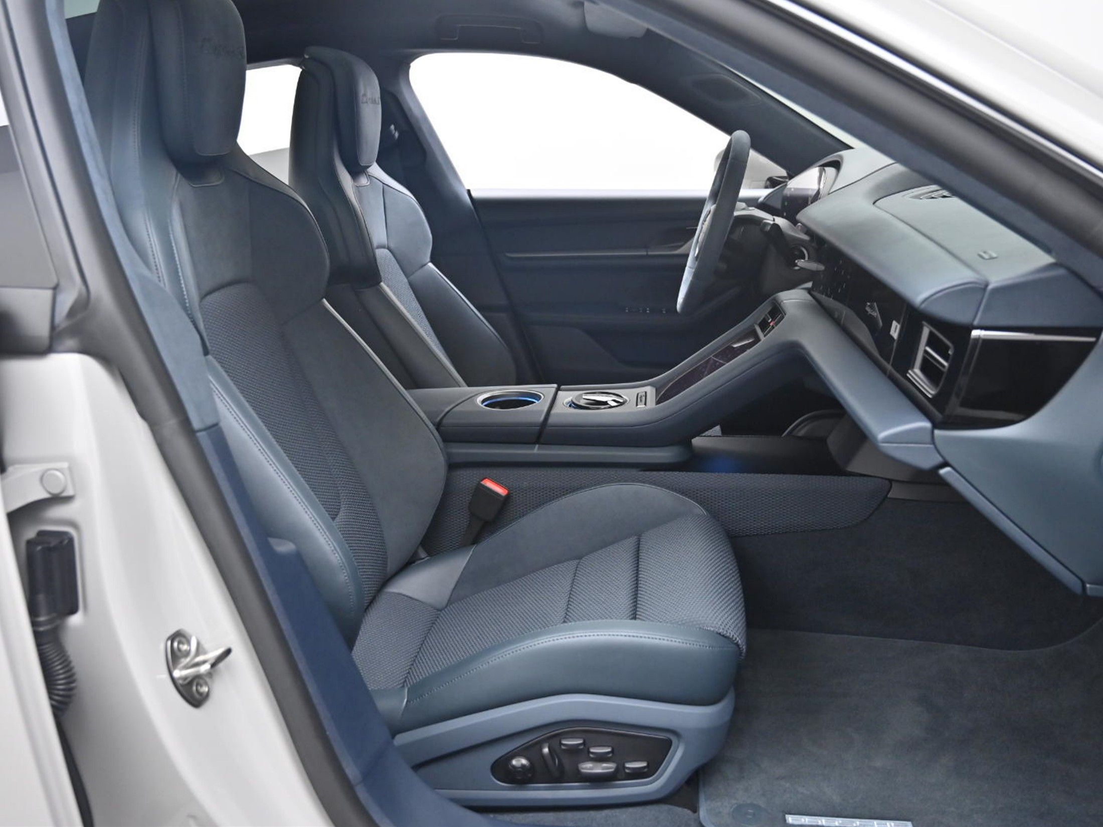 PORSCHE TAYCAN 2024