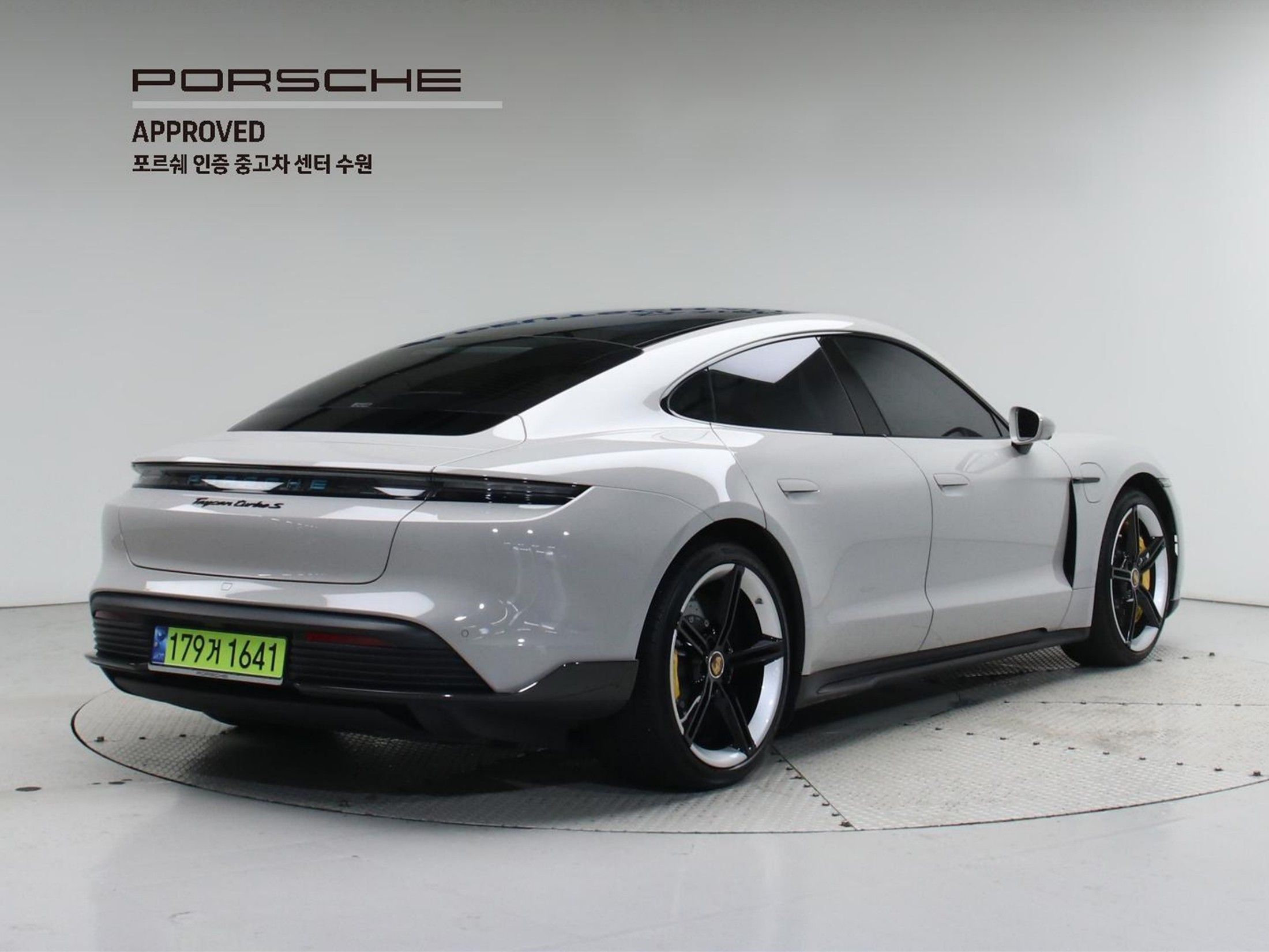 PORSCHE TAYCAN 2024