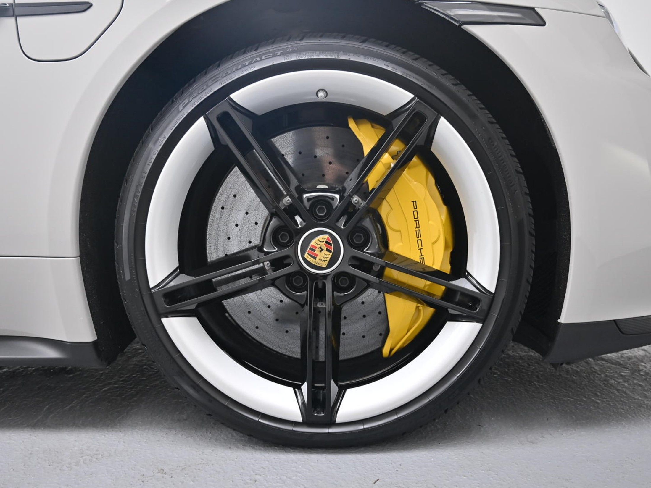 PORSCHE TAYCAN 2024