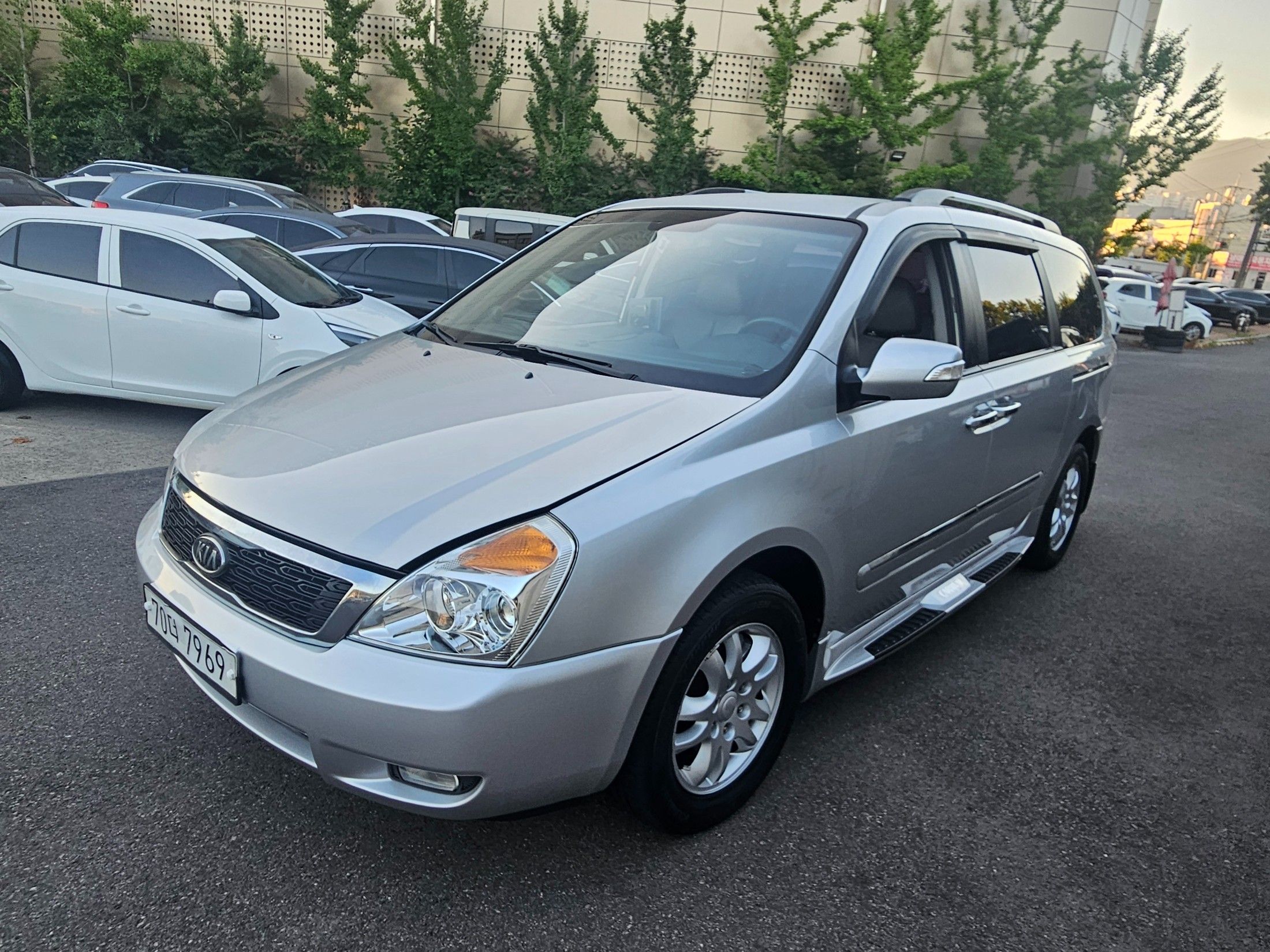 KIA CARNIVAL R 2012