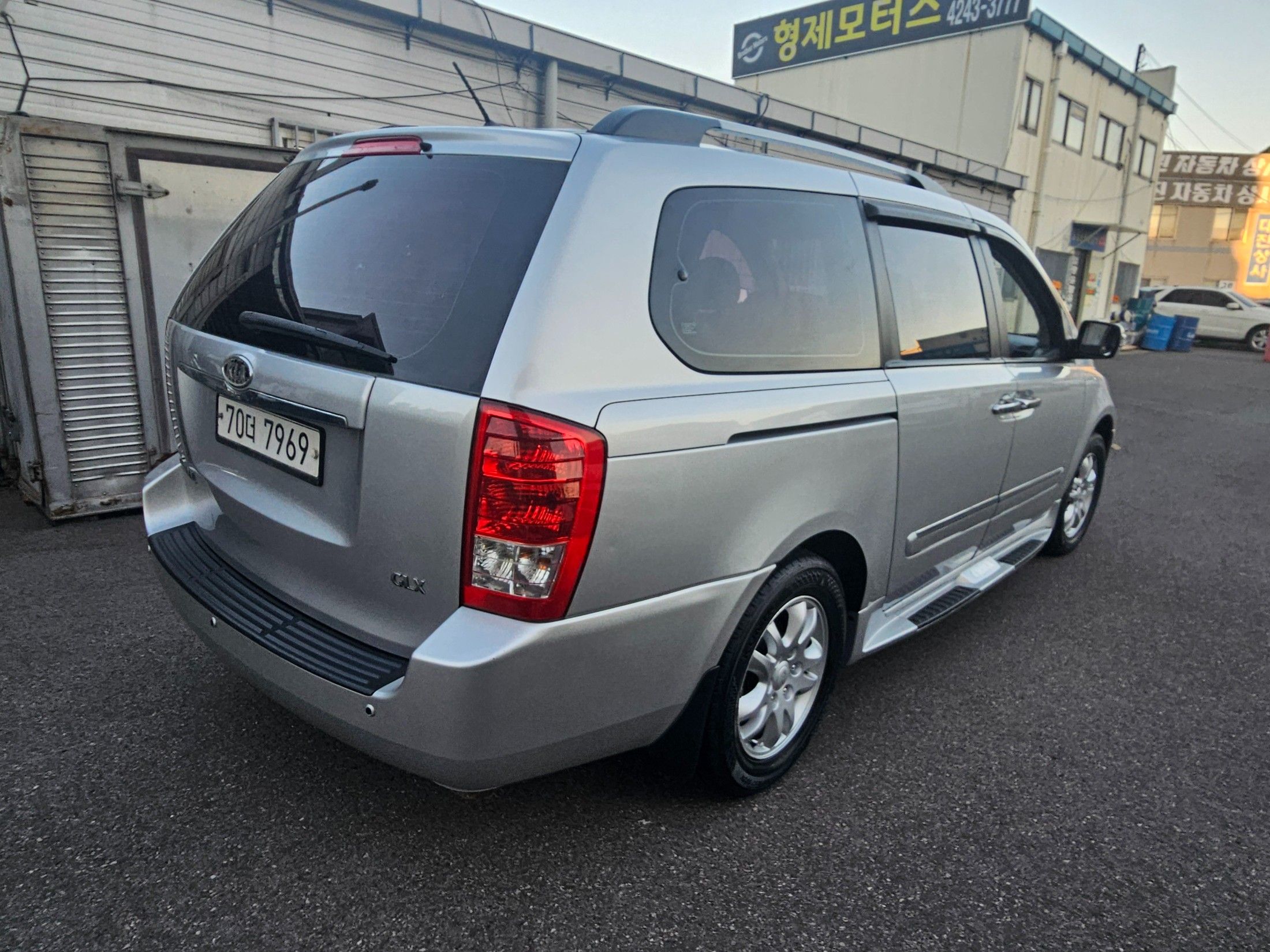 KIA CARNIVAL R 2012