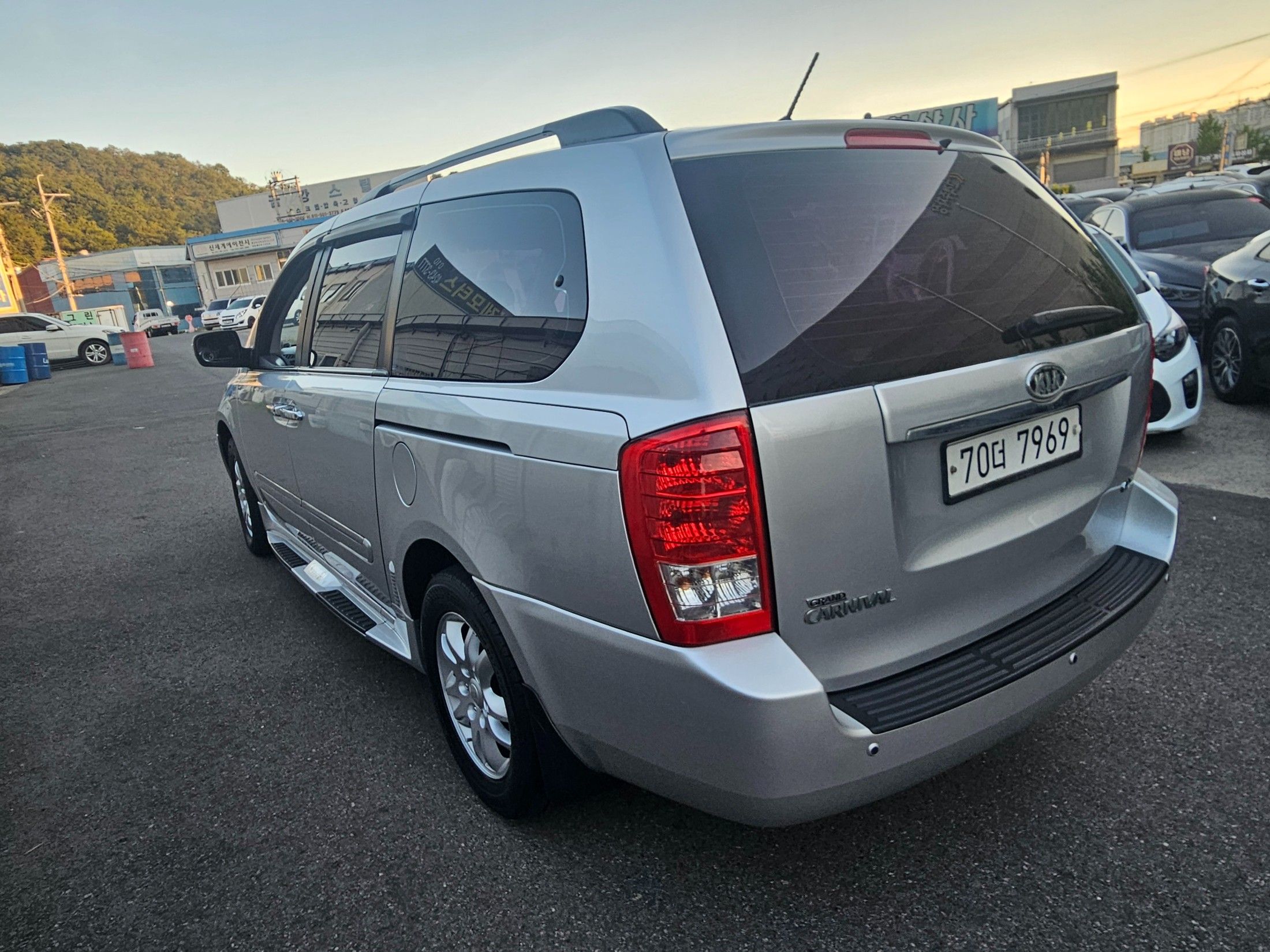 KIA CARNIVAL R 2012