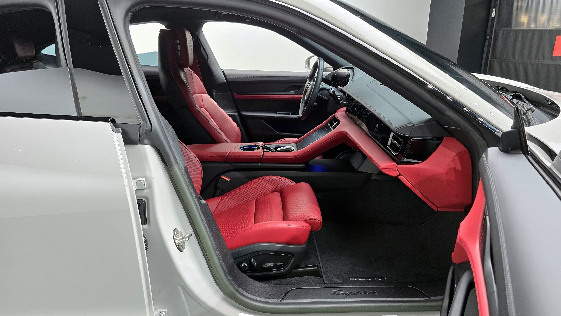 PORSCHE TAYCAN 2024