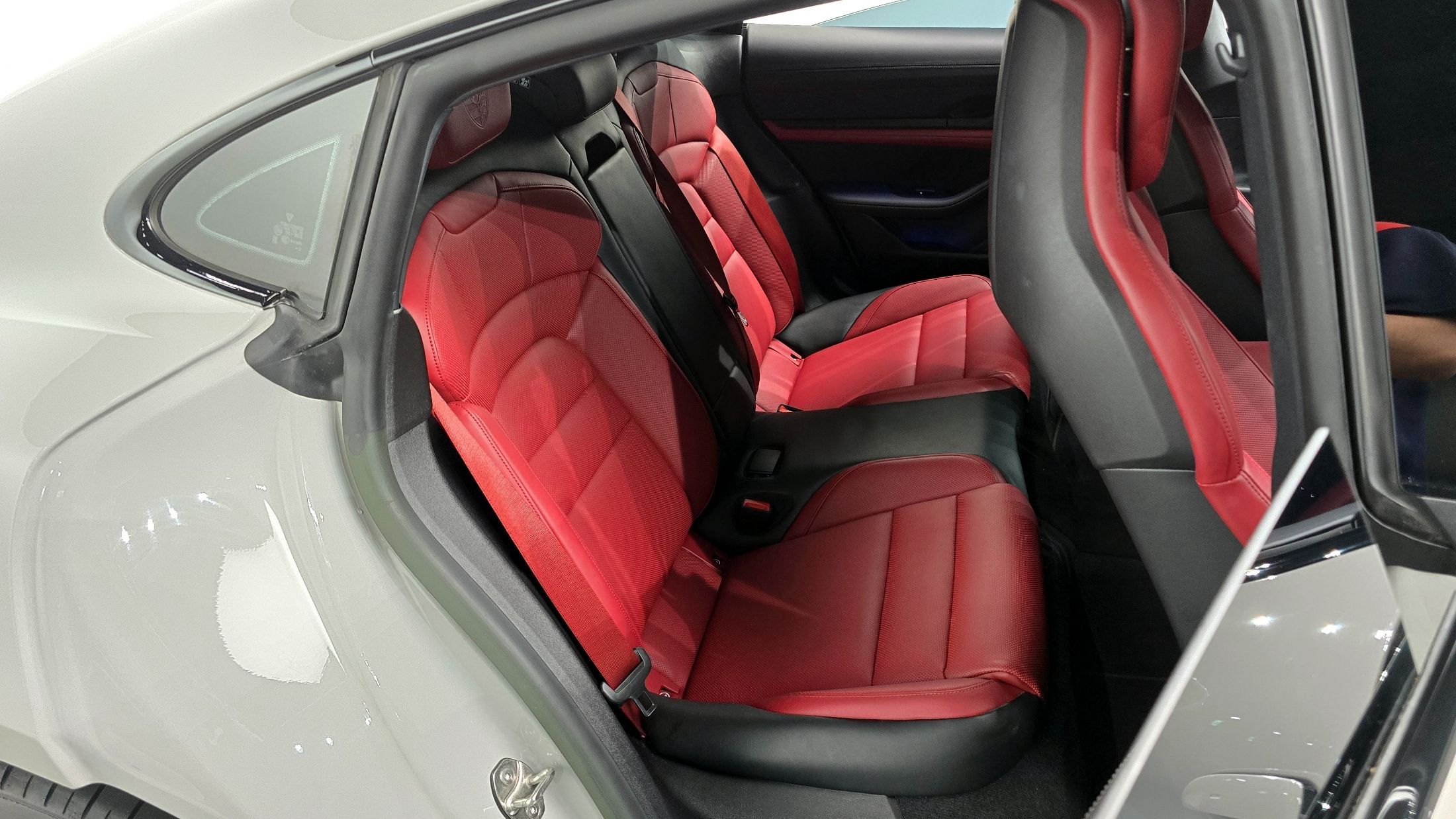 PORSCHE TAYCAN 2024