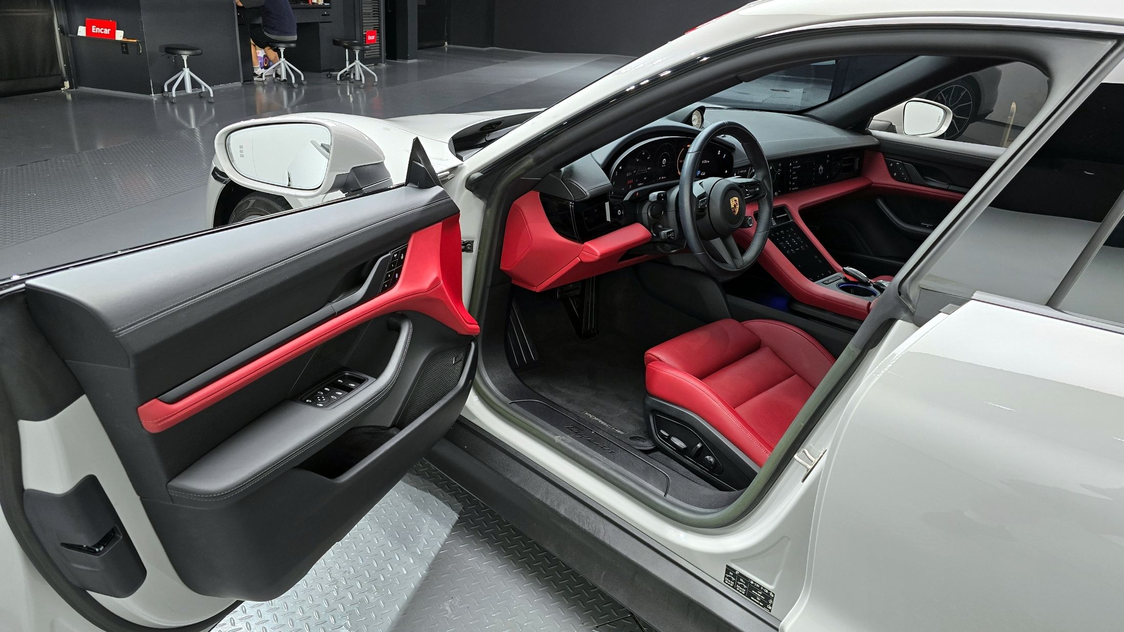 PORSCHE TAYCAN 2024