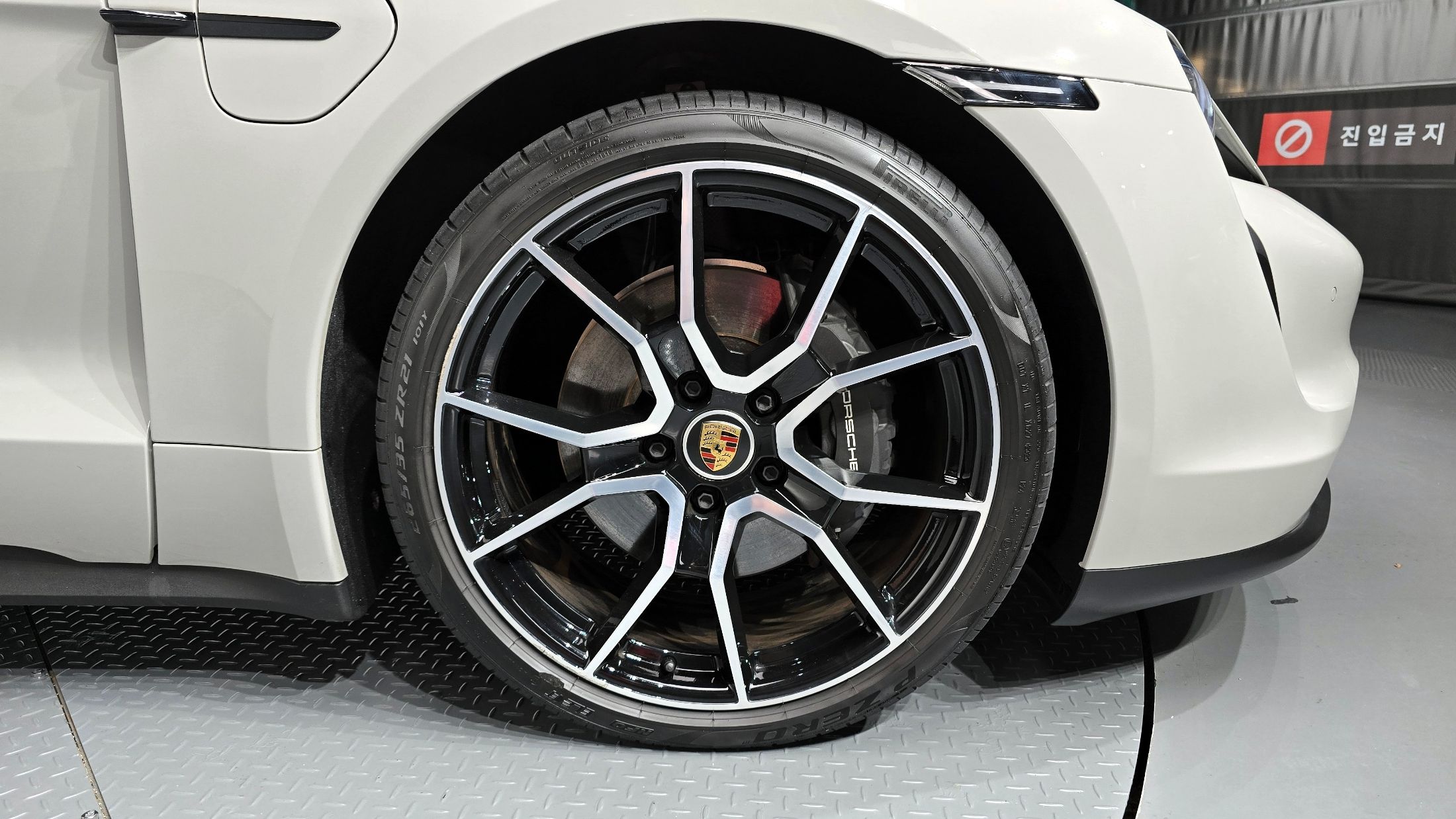 PORSCHE TAYCAN 2024