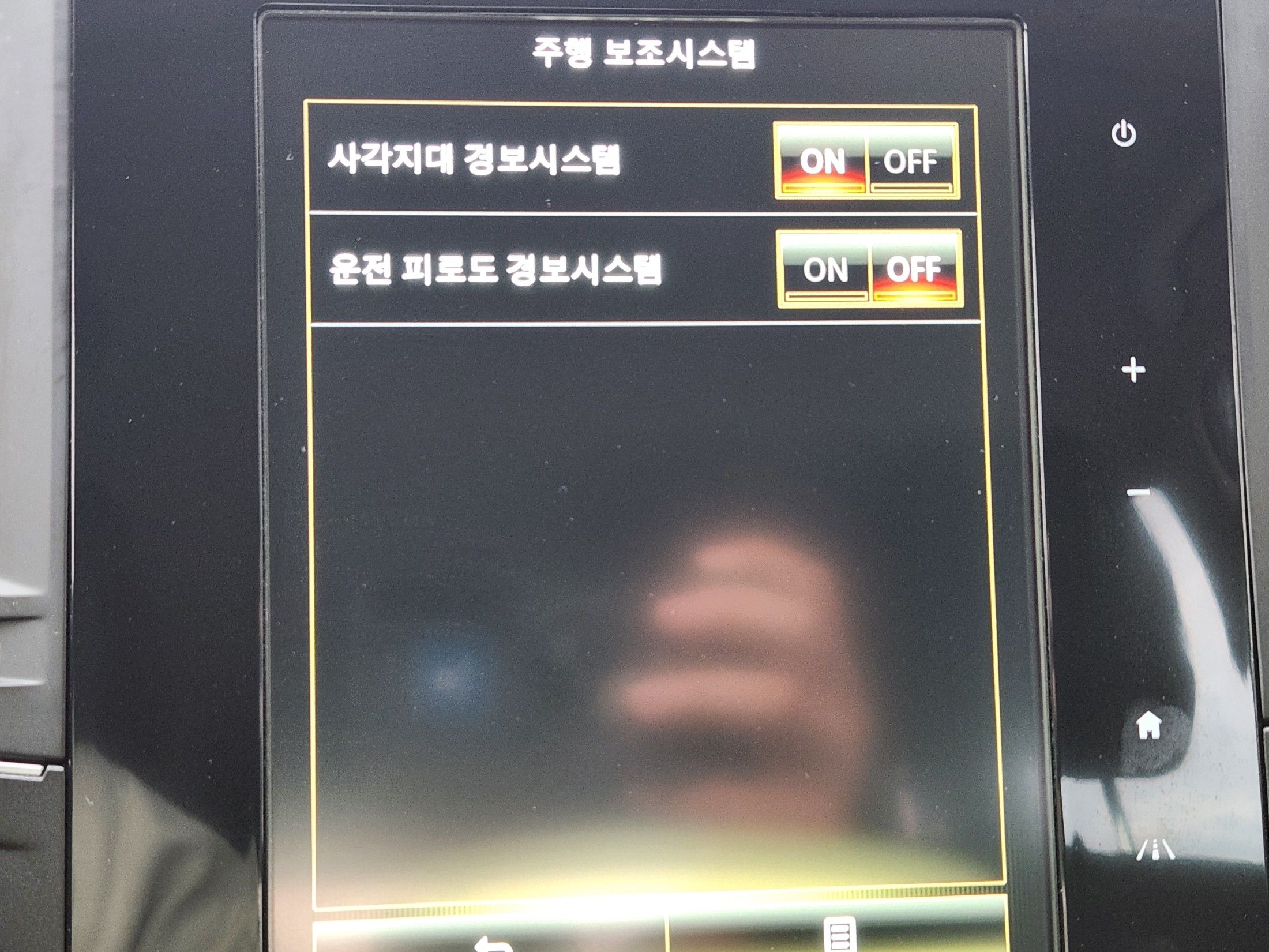 SAMSUNG QM6 2022
