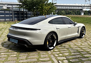 PORSCHE TAYCAN 2021