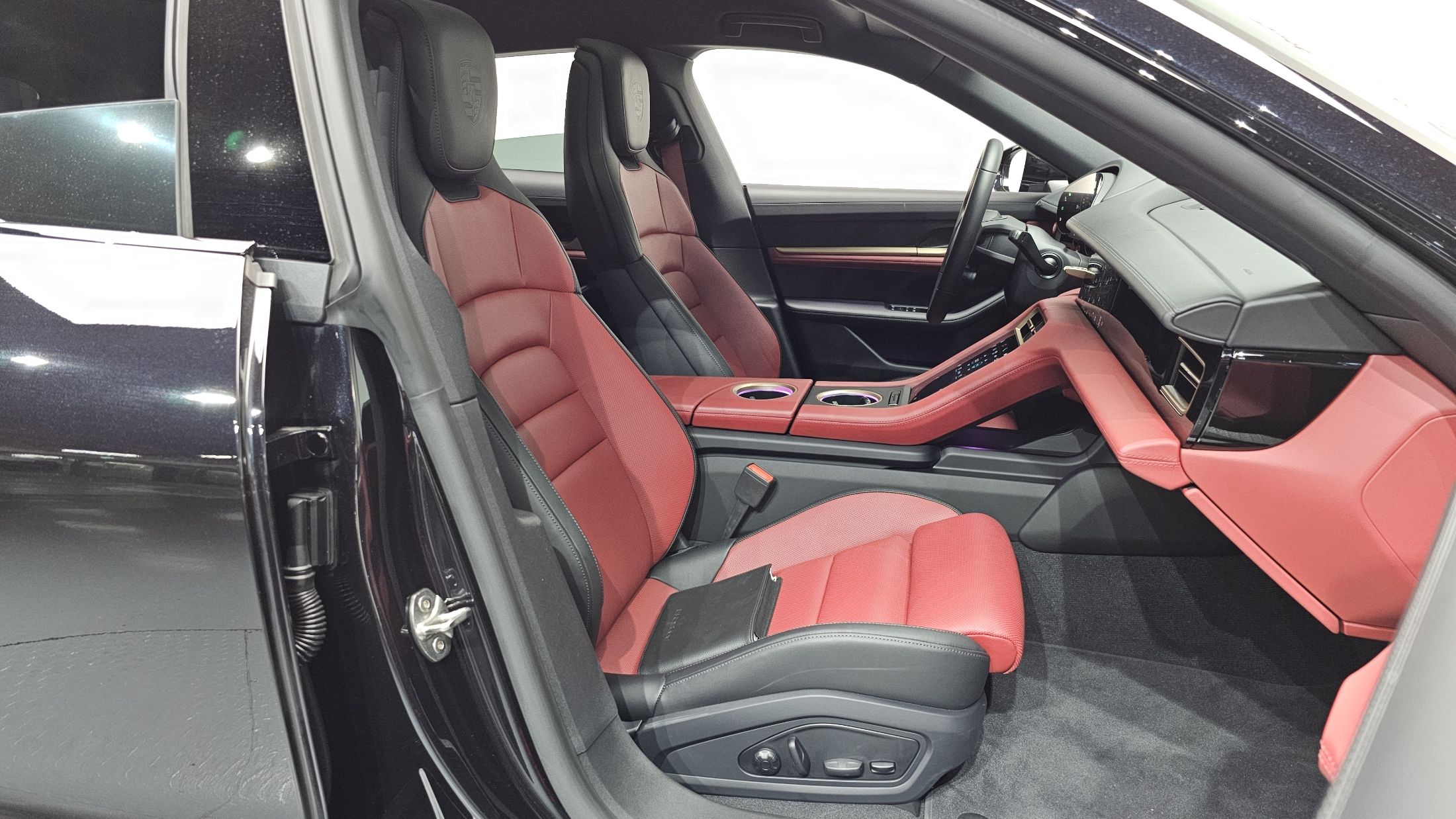PORSCHE TAYCAN 2024