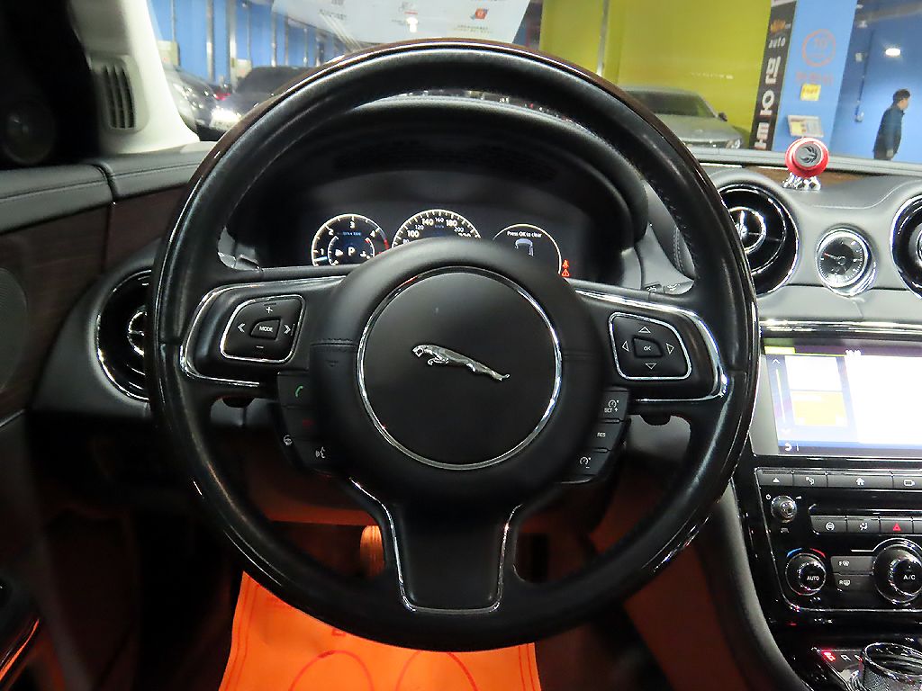 JAGUAR XJ 2016