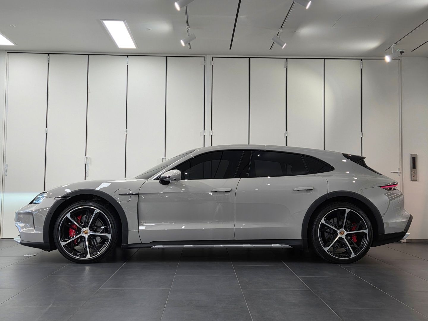 PORSCHE TAYCAN 2025