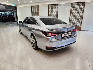 Заказать LEXUS ES300H