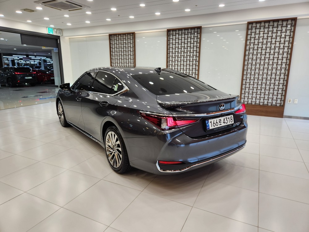 LEXUS ES300H 2025