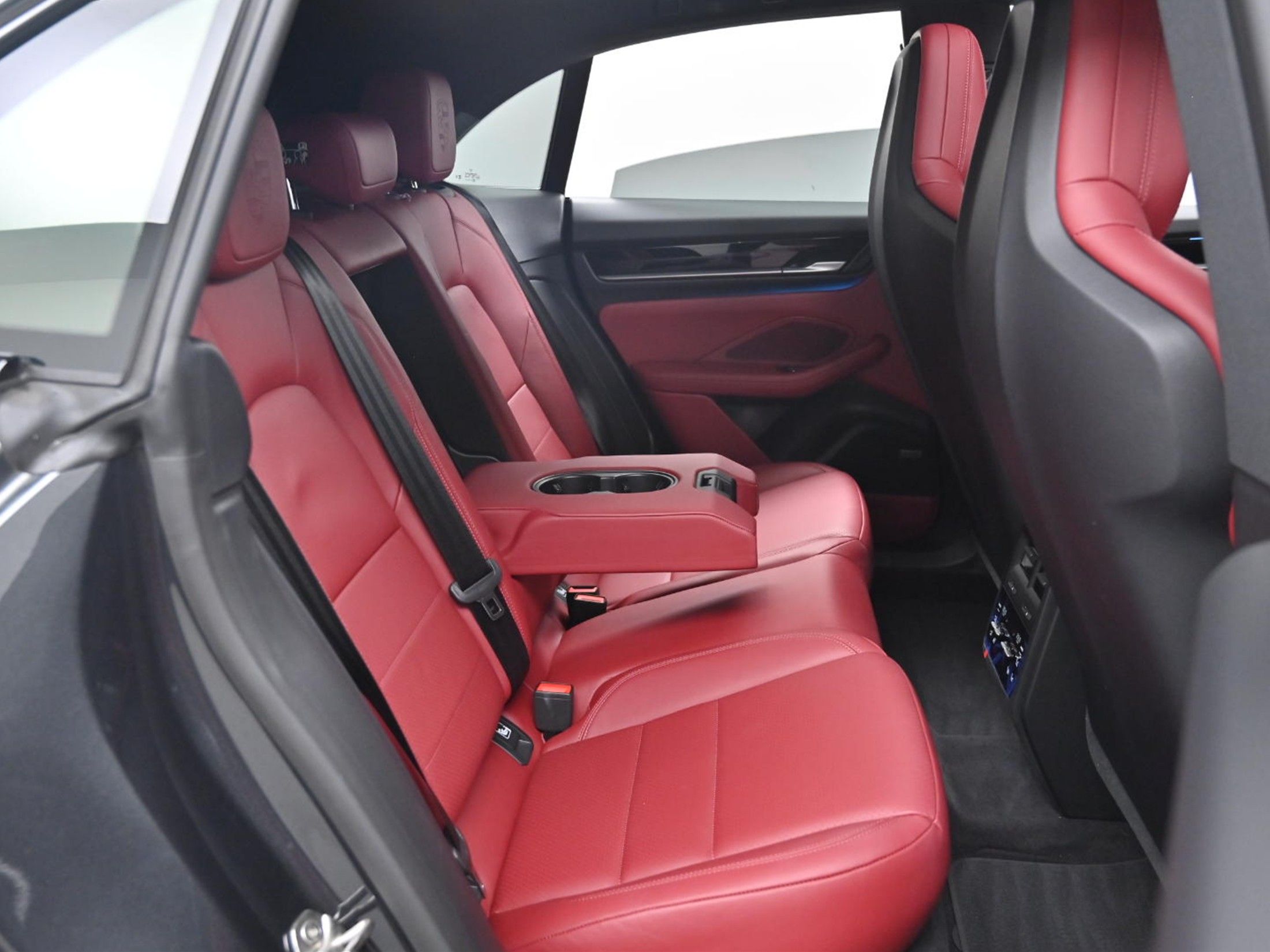 PORSCHE MACAN EV 2025