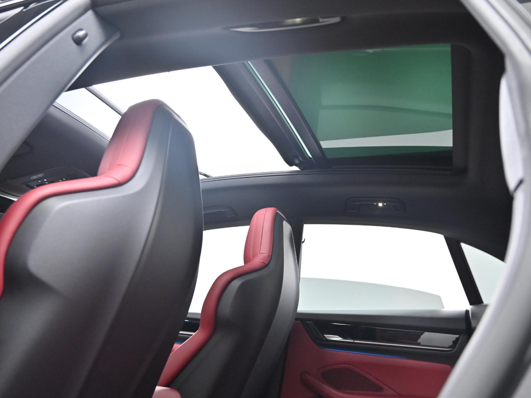 PORSCHE MACAN EV 2025