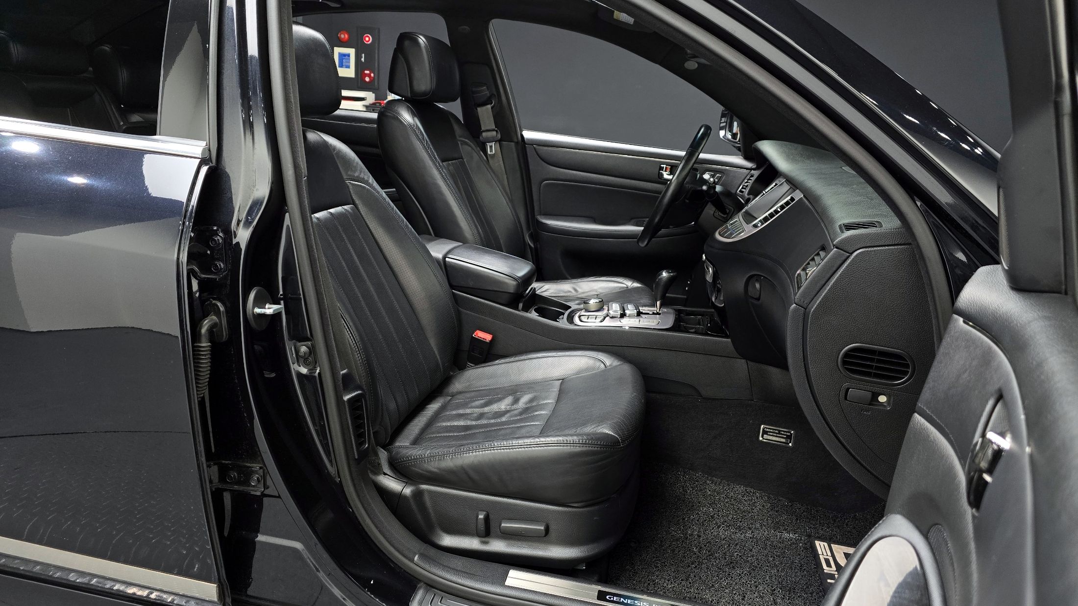 HYUNDAI GENESIS 2011