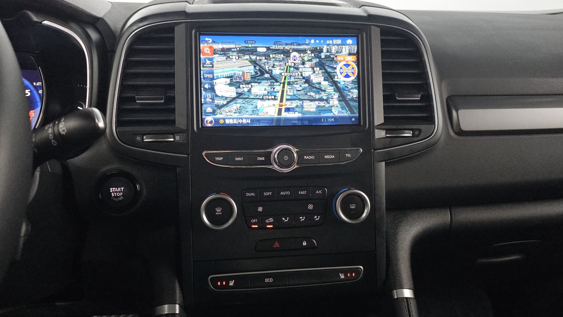 SAMSUNG QM6 2024
