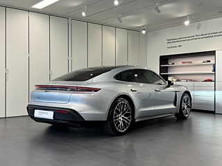 PORSCHE TAYCAN 2024