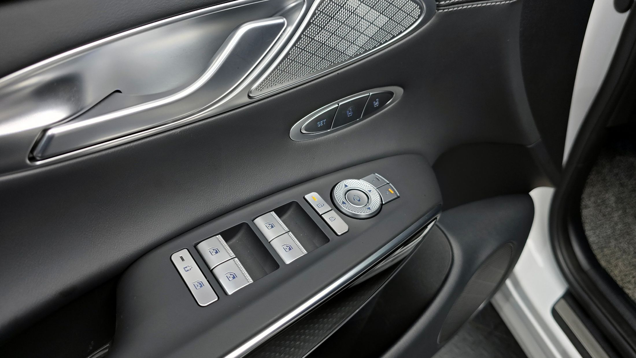 GENESIS GV70 2025