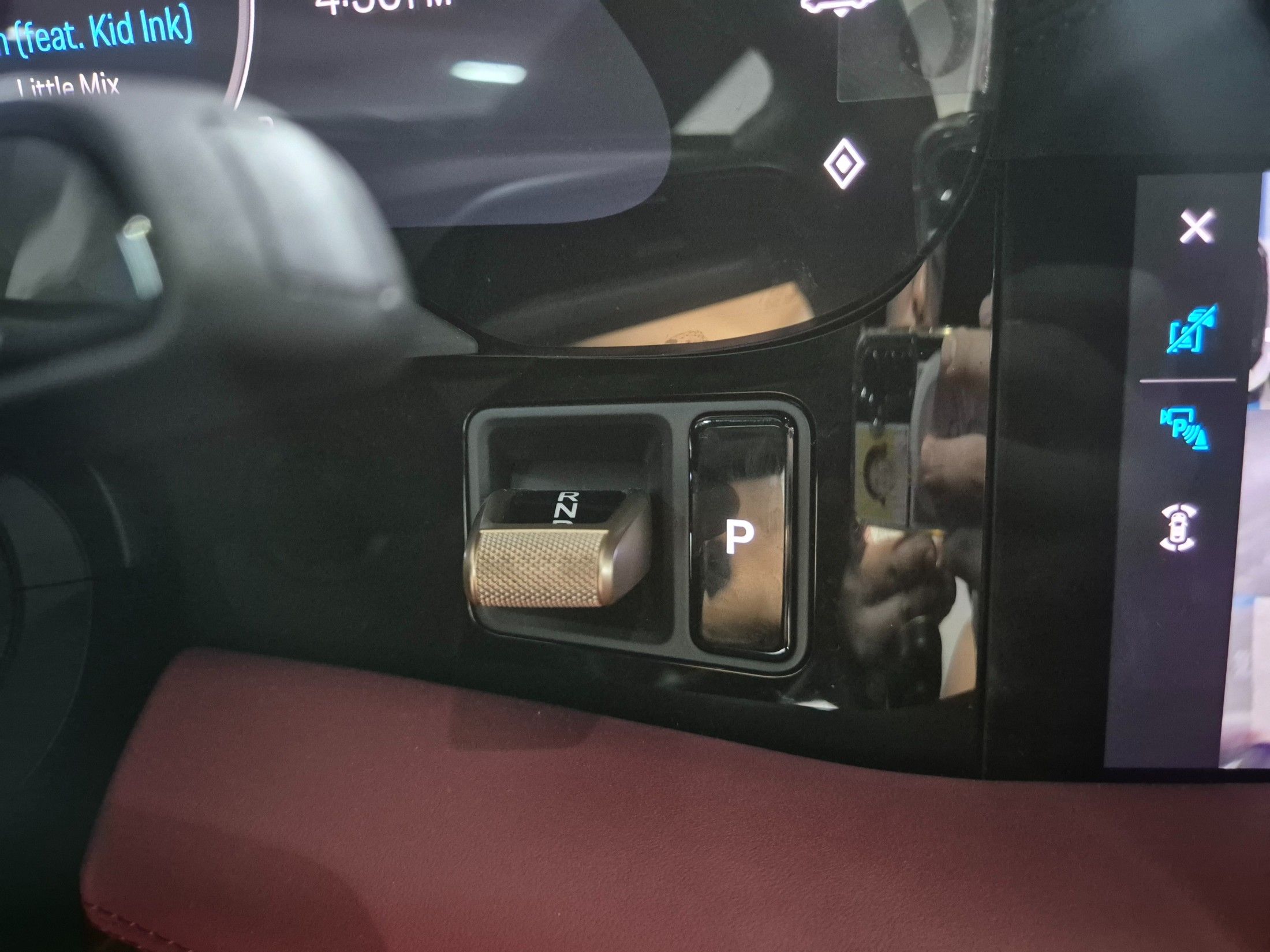 PORSCHE TAYCAN 2025