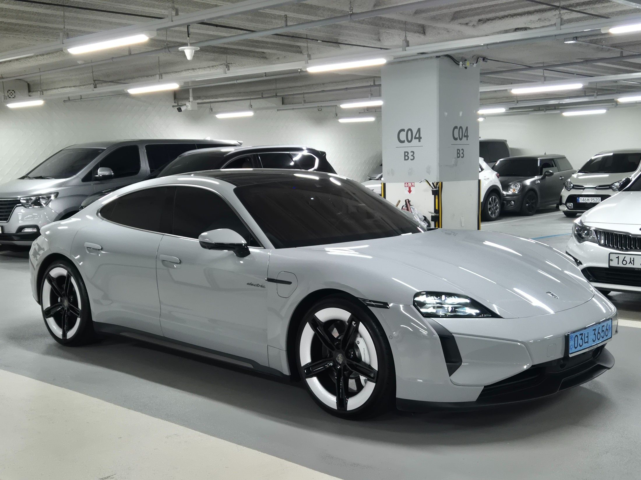 PORSCHE TAYCAN 2025