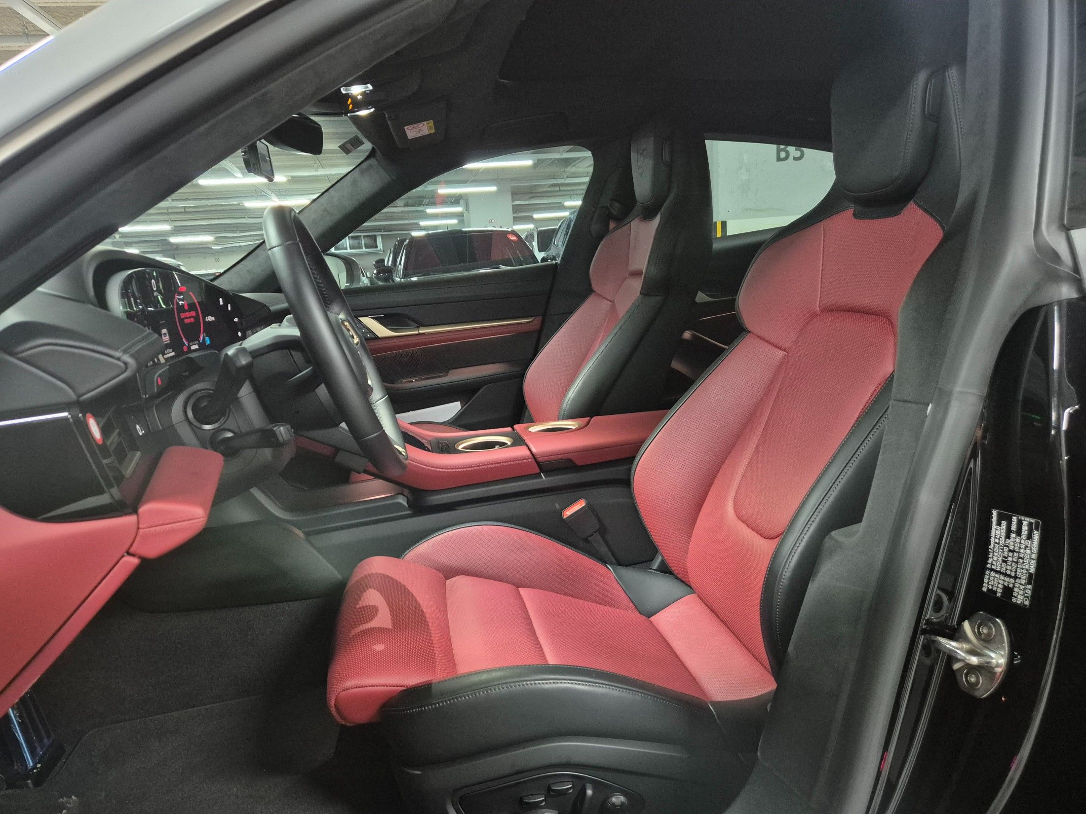 PORSCHE TAYCAN 2025
