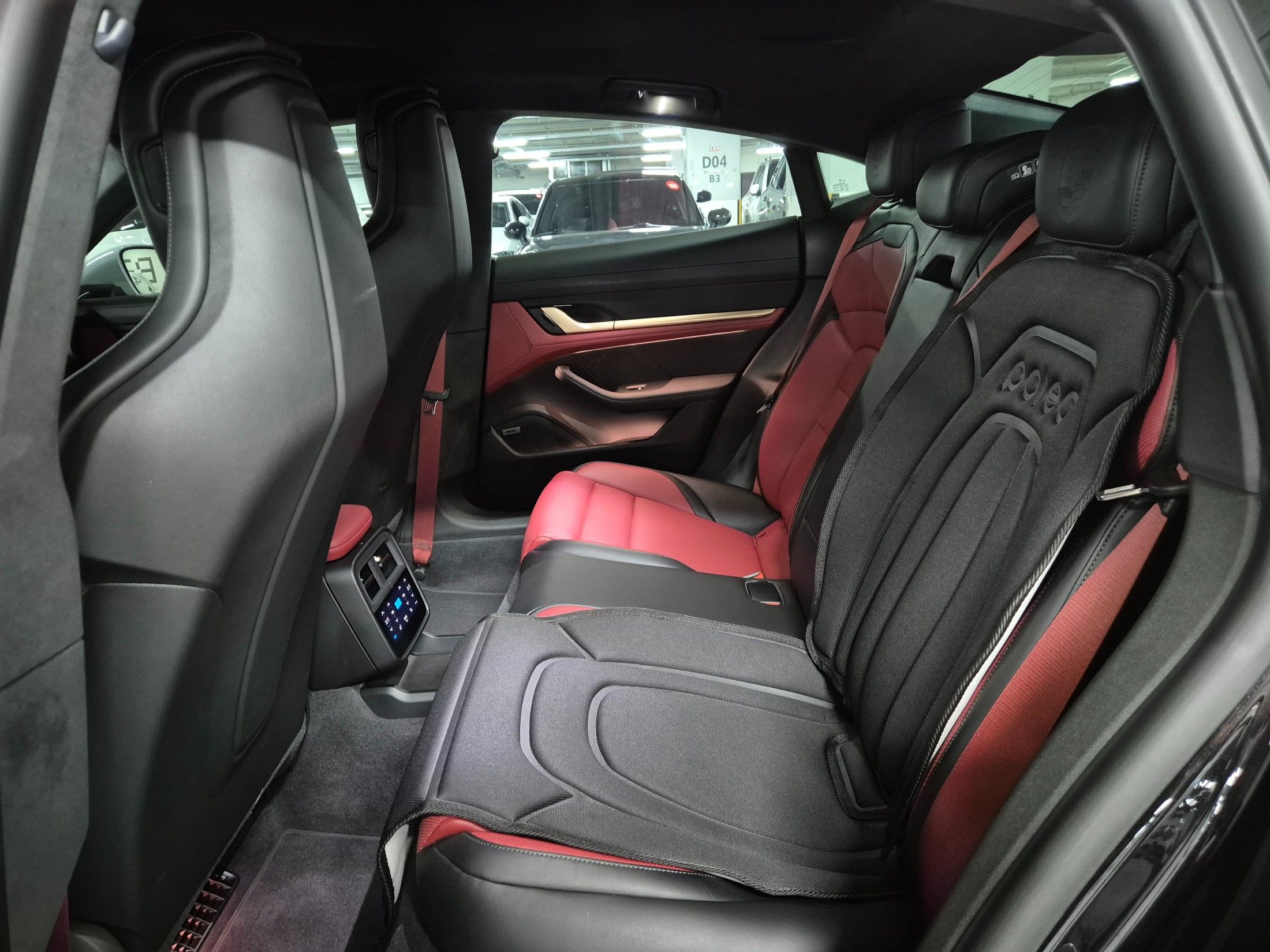 PORSCHE TAYCAN 2025