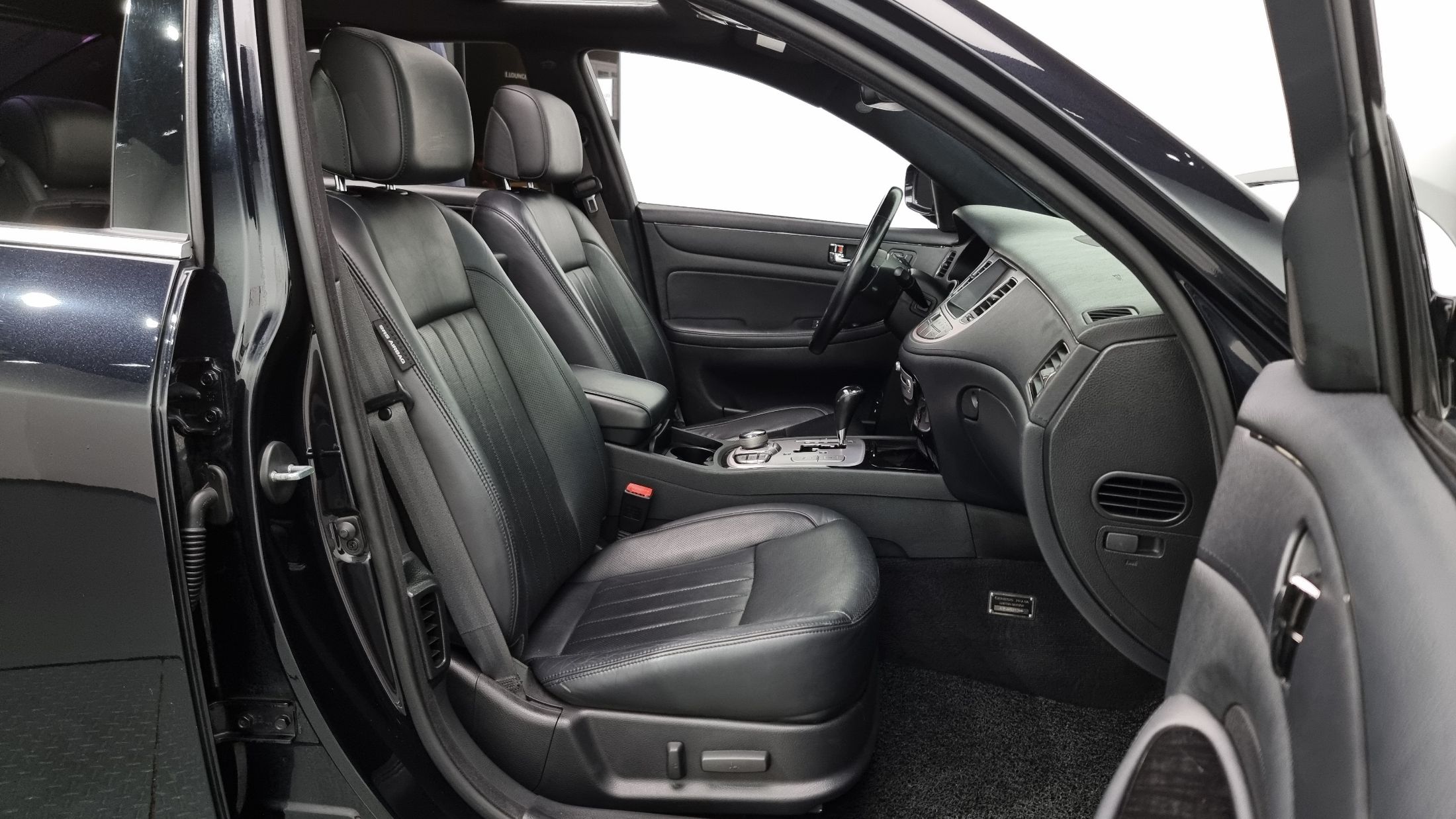 HYUNDAI GENESIS 2011