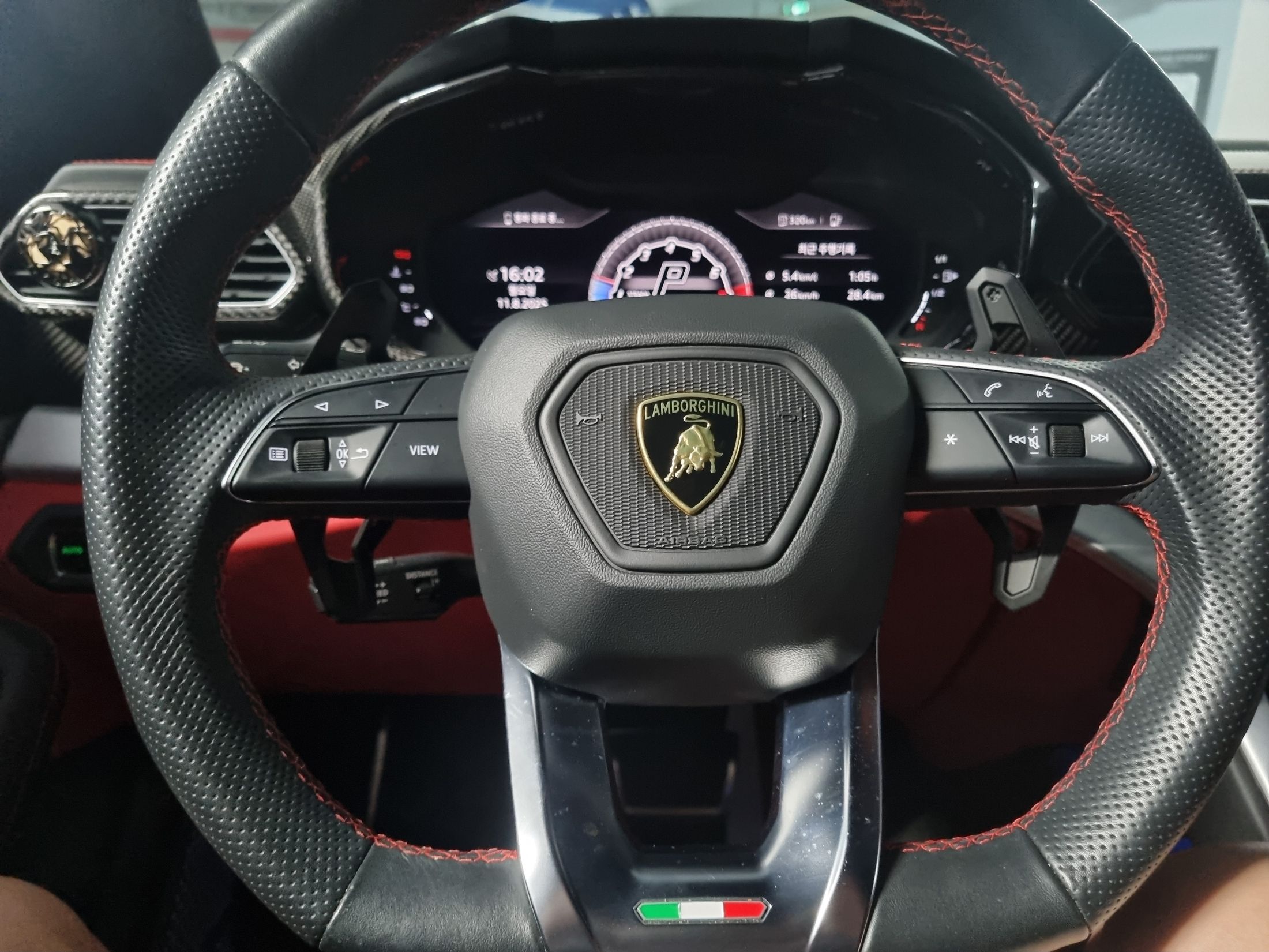 LAMBORGHINI URUS 2021