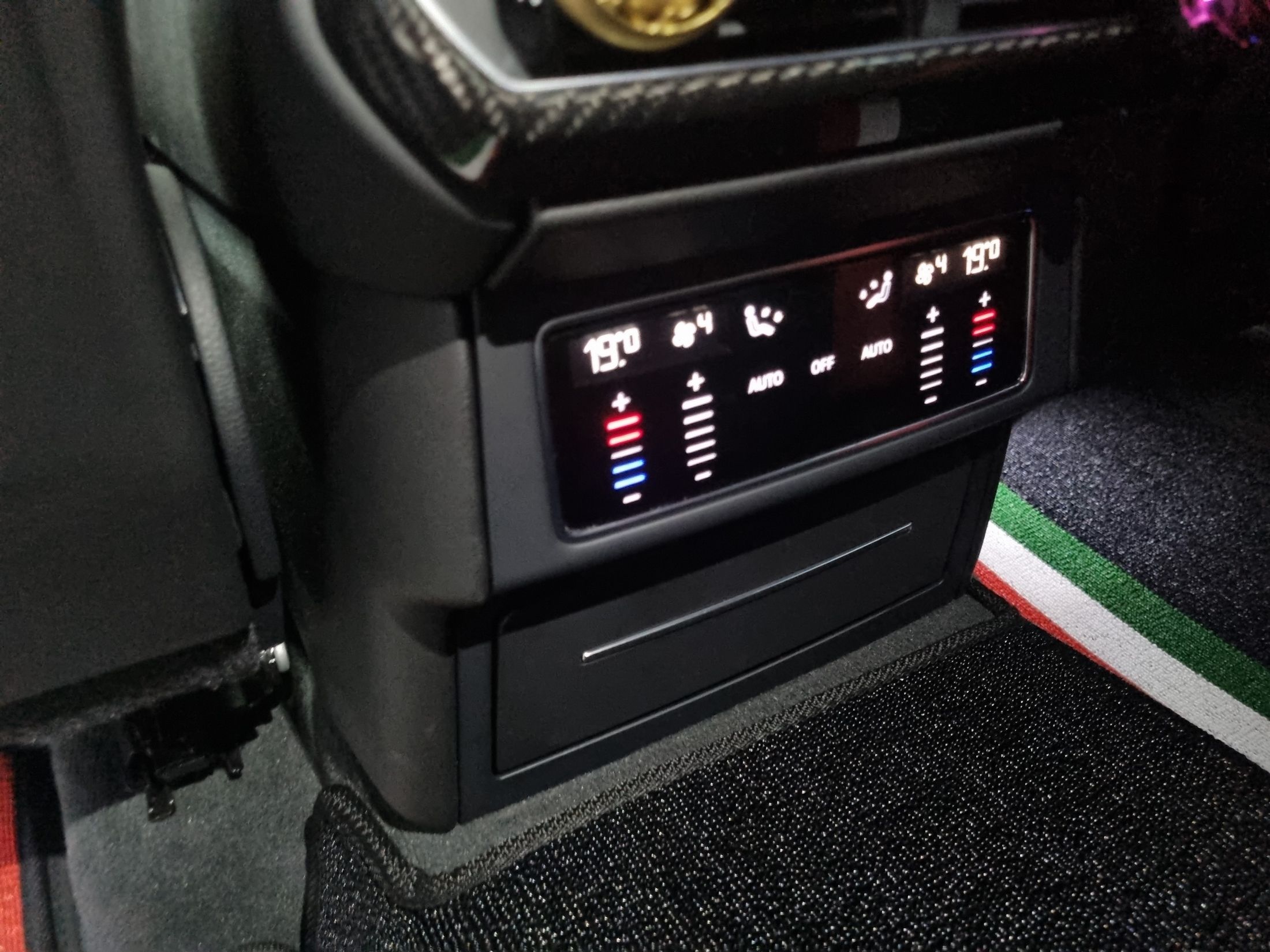 LAMBORGHINI URUS 2021