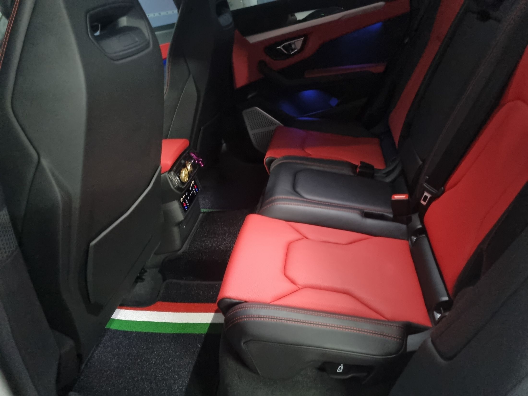 LAMBORGHINI URUS 2021