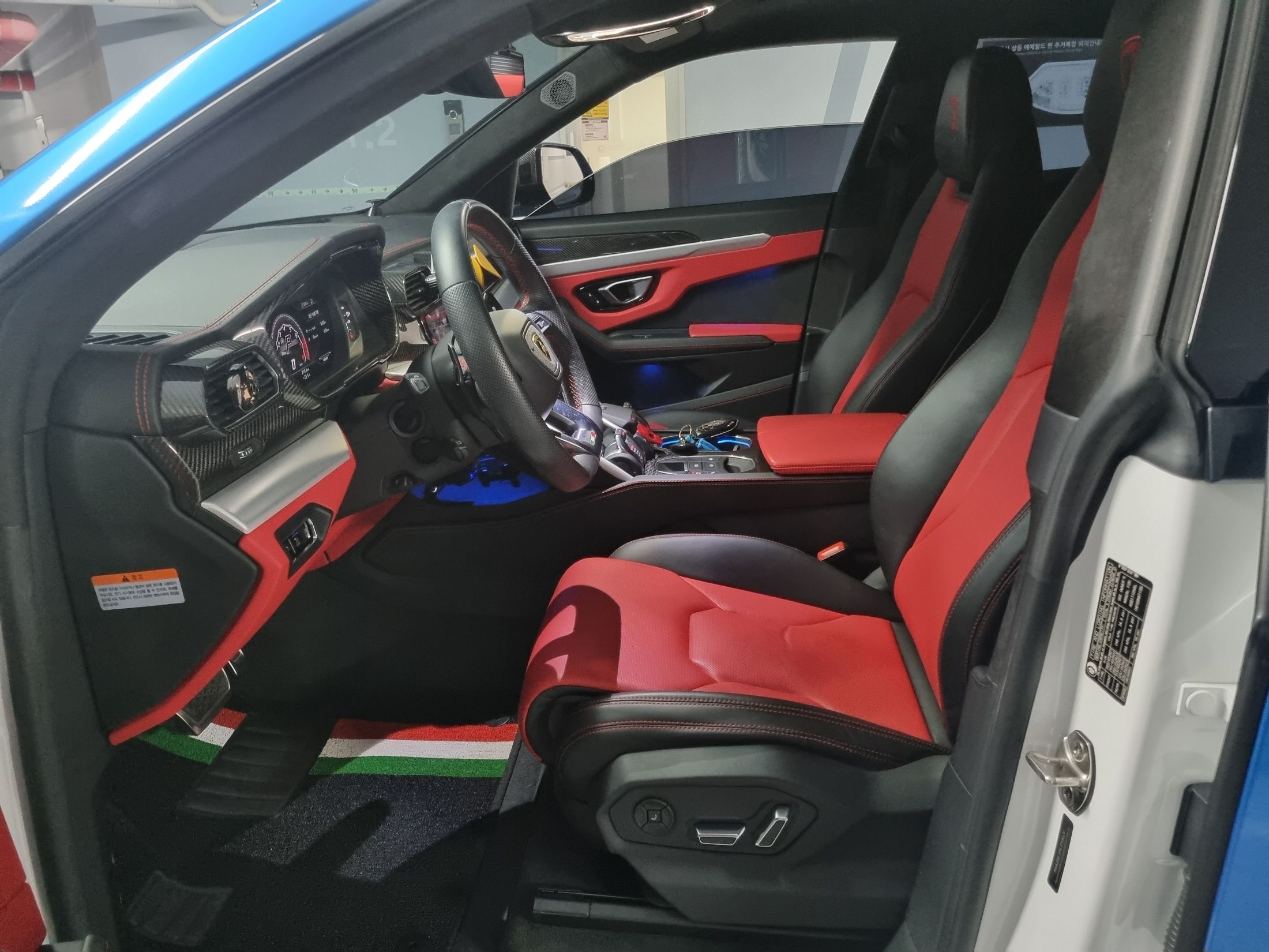 LAMBORGHINI URUS 2021