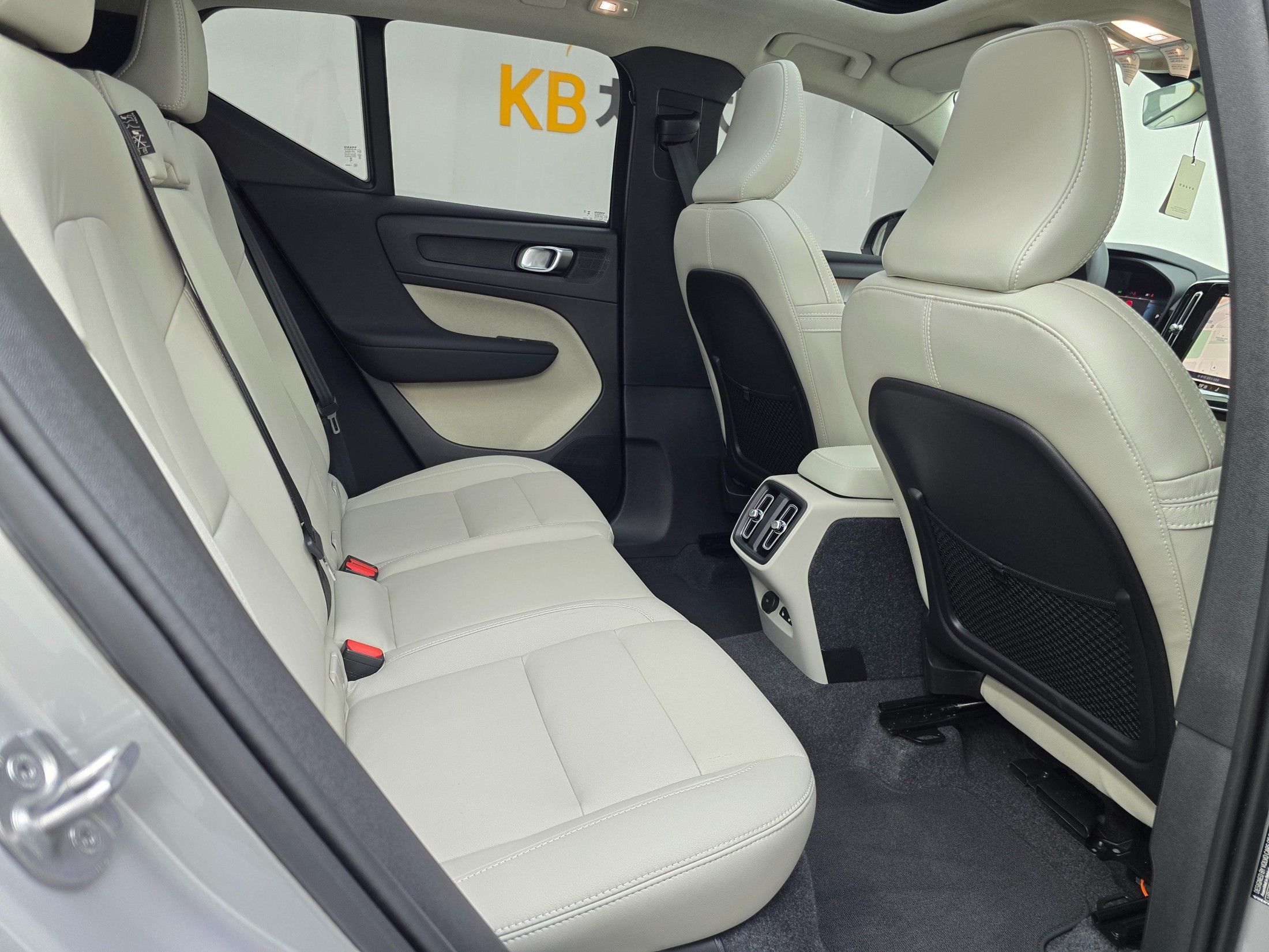 VOLVO XC40 2024