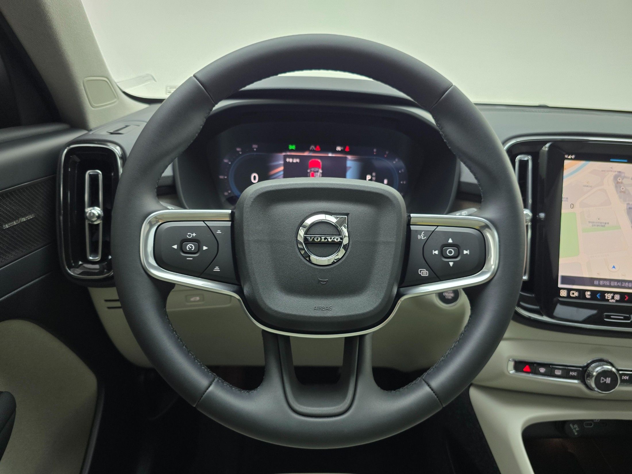 VOLVO XC40 2024