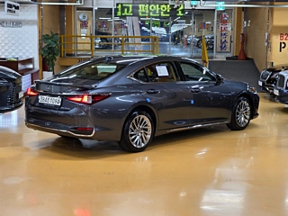 Заказать LEXUS ES300H