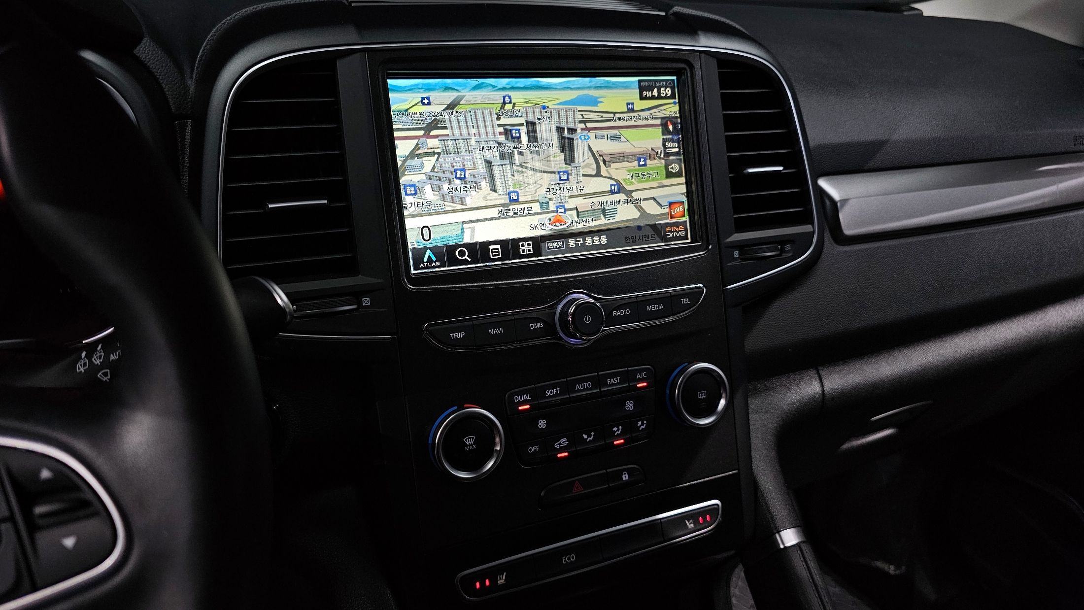 SAMSUNG QM6 2024