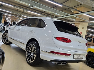 BENTLEY BENTAYGA 2023
