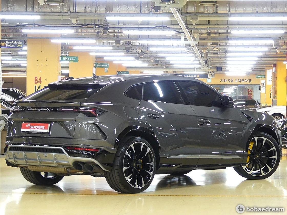 LAMBORGHINI URUS 2021
