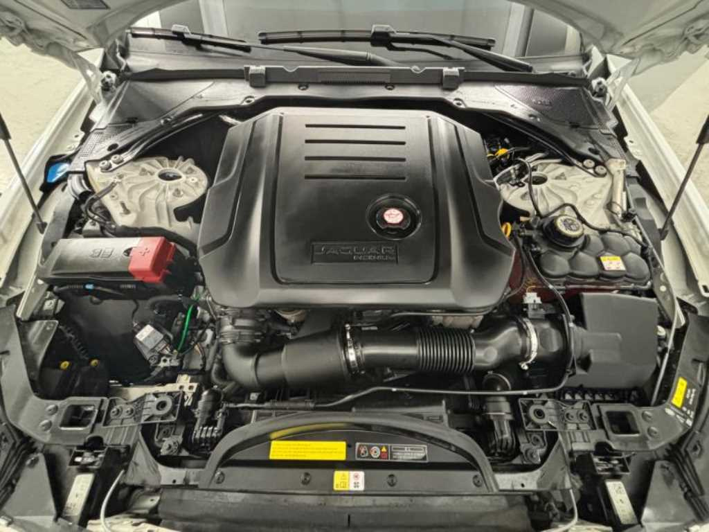 JAGUAR XE
