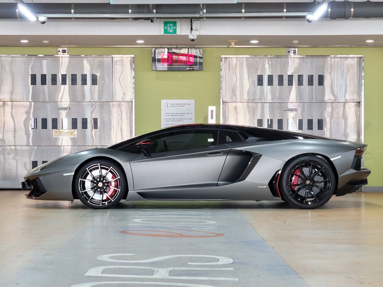 LAMBORGHINI AVENTADOR 2016